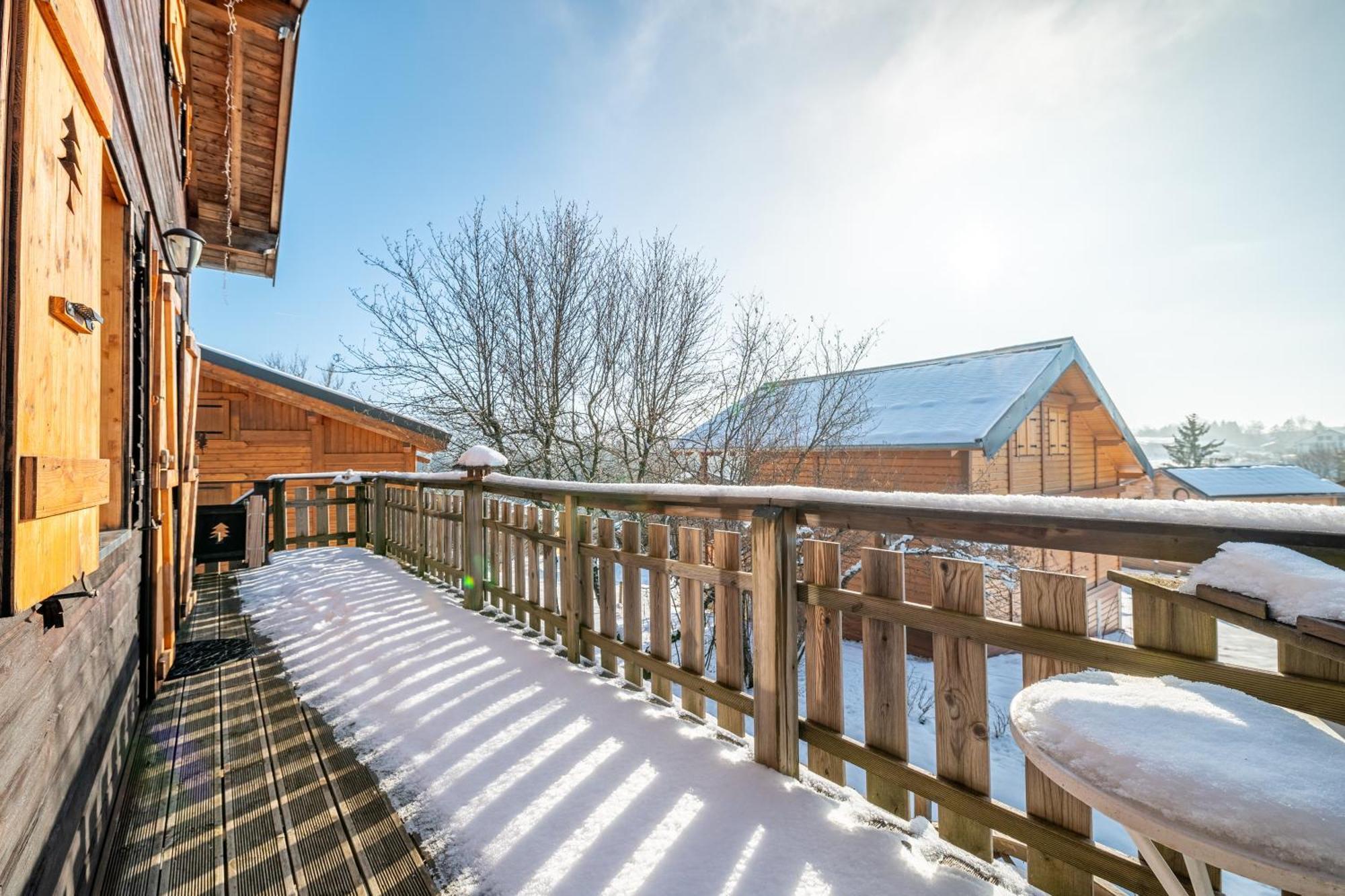 Chalet L'Embellie - Chalet Avec Piscine Partagee Saint-Laurent-en-Grandvaux Exterior foto